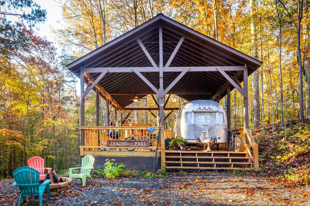 Airstream trailer camping in Elatse'Yi in Ellijay, Georgia. Photo by @northgeorgiaglamping