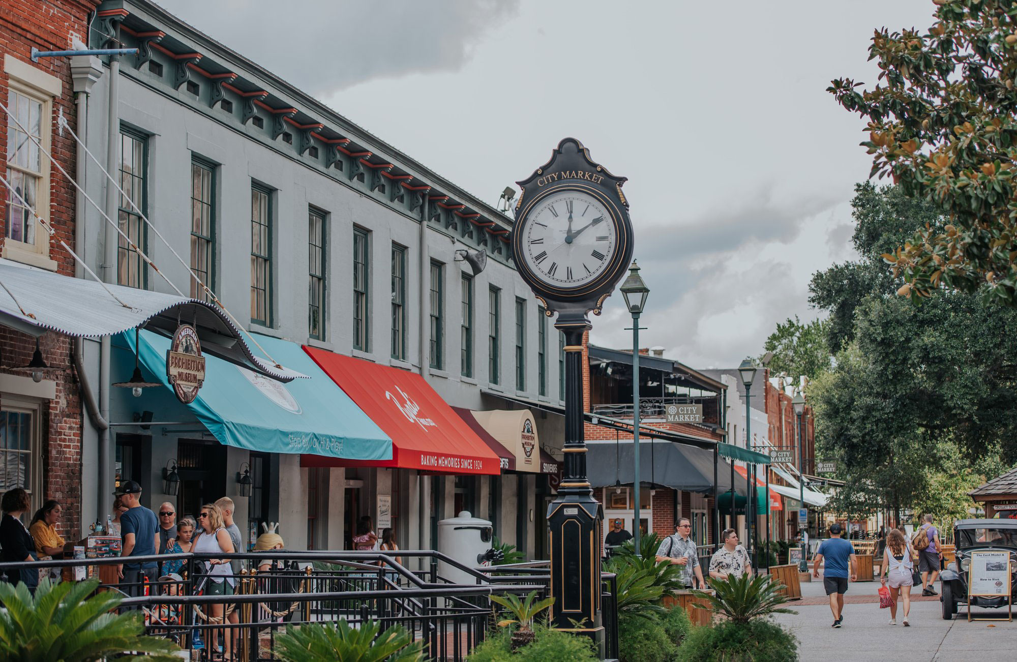 Shopping in City Market in Savannah, Georgia
