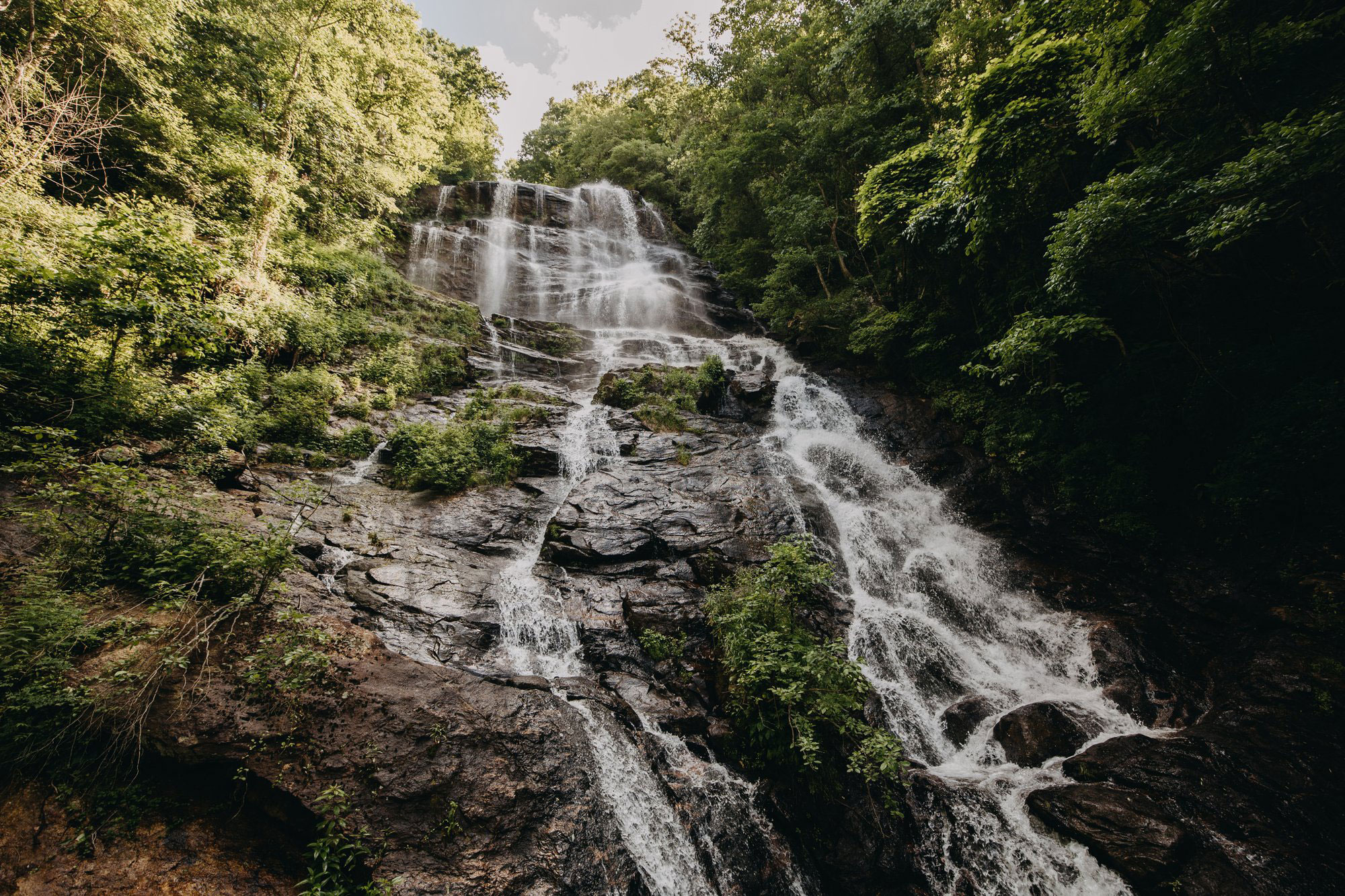 Amicalola Falls in Dawsonville, Georgia. Photo by @ivyandlinenco