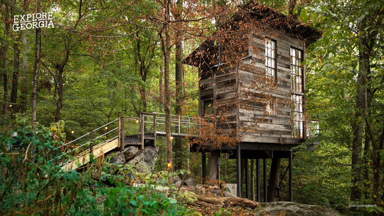 Cabin in Flintstone, Georgia. Photo by @benjamingalland