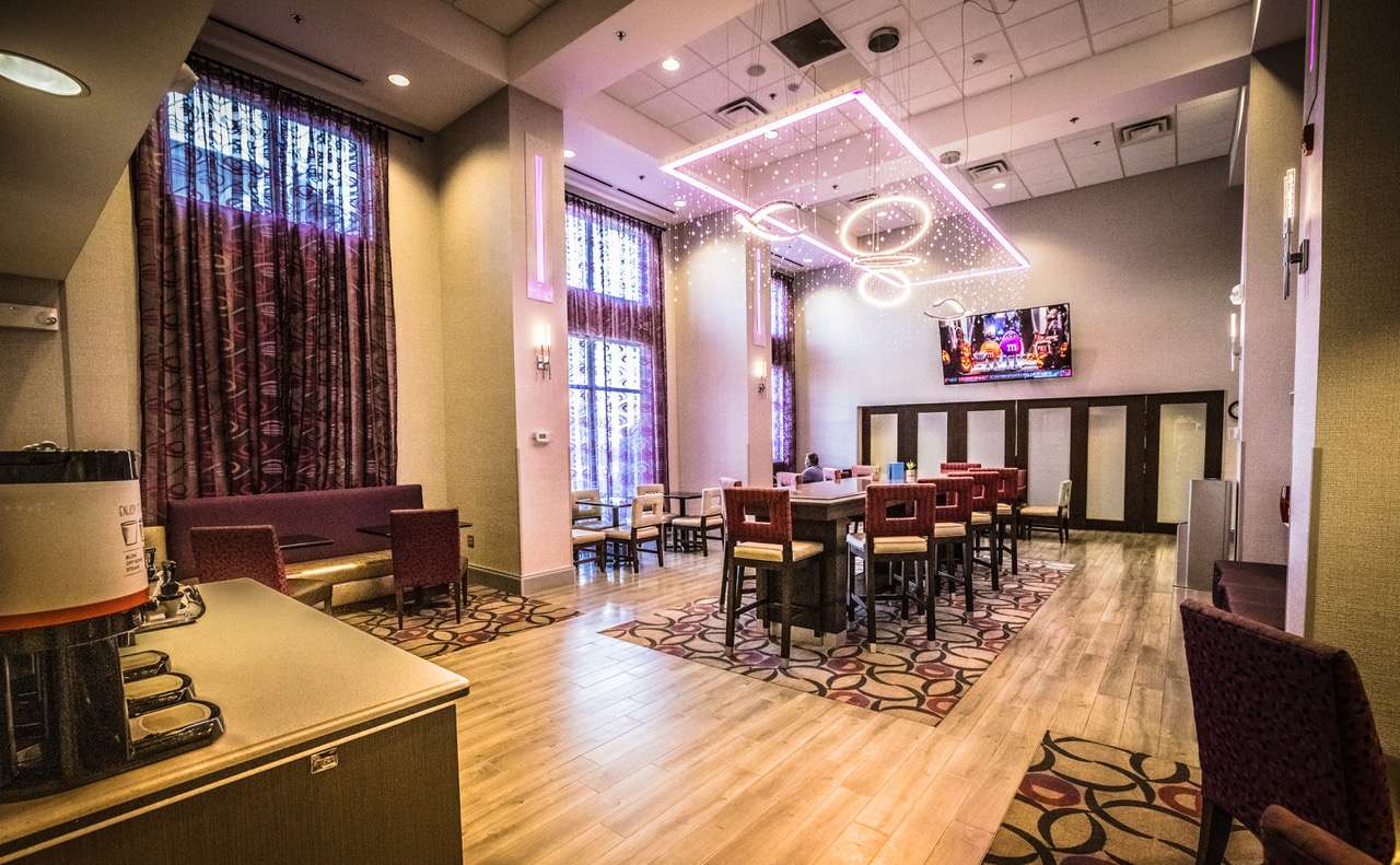 Dining area inside Hampton Inn & Suites in Dublin, Georgia