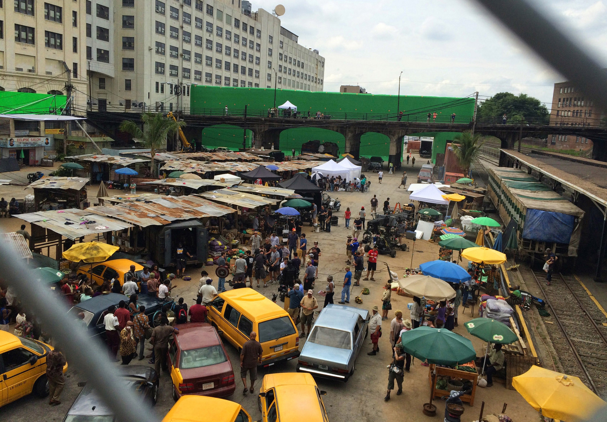 In Captain America: Civil War, the lower part of the Gulch was fitted with green screens and transformed into an African village.