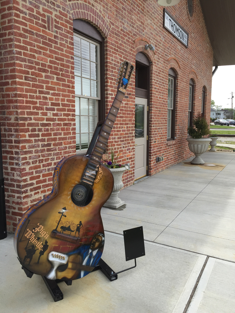 Sculptures of guitars are located throughout Thomson, paying tribute to Blind Willie McTell. Sculptures of guitars are located throughout Thomson, paying tribute to Blind Willie McTell.