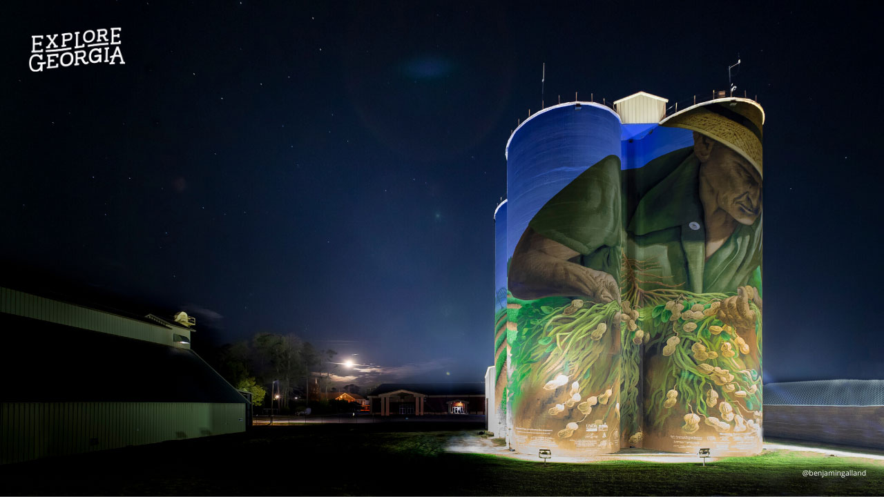 Silos mural in Colquitt, Georgia. Photo by @benjamingalland