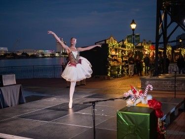 Ballet dancer on River Street in Savannah for Christmas on the River