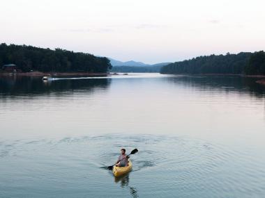 Kayaking on Lake Nottely. Photo by Miriam Camp, @miriamcampphoto