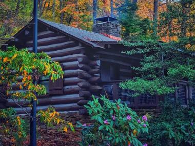 Cabin at Vogel State Park in Blairsville, Georgia. Photo by @vikram_skhangarot