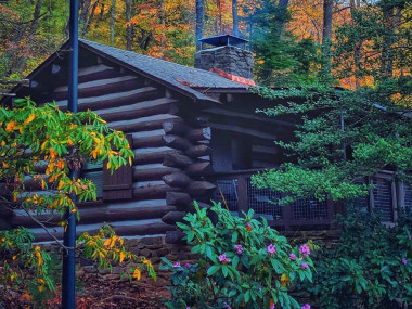 Cabin at Vogel State Park in Blairsville, Georgia. Photo by @vikram_skhangarot