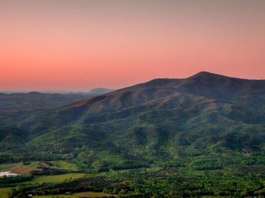 The sun sets over the peaks in Fort Mountain State Park in Chatsworth, Georgia. Photo by @carlosophotography