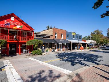Downtown Roswell, Georgia. Photo by @benjamingalland