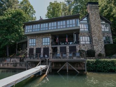 House on a lake in Blue Ridge, Georgia. Photo by @gcalebjones