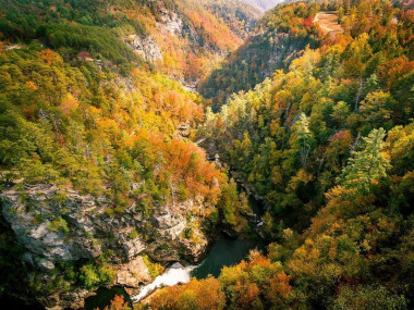 Fall colors of orange and reds fill Tallulah Gorge in Tallulah Falls, Georgia