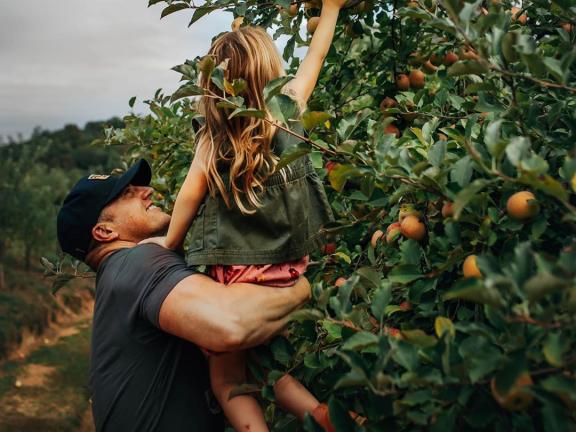 Father and daughter apple picking in Ellijay, Georgia. Photo by @clairepiercephotography