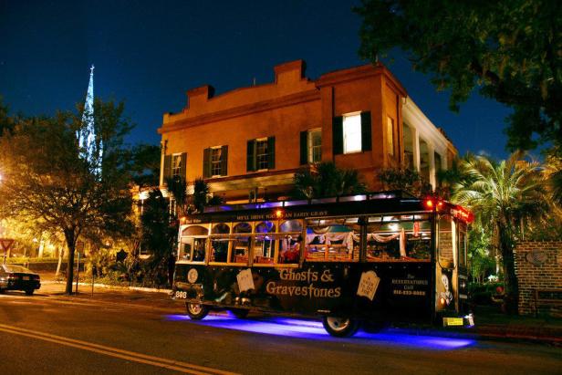 Ghosts and Gravestones trolley tour in Savannah, Georgia