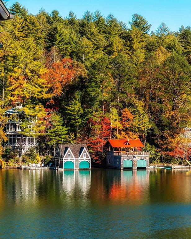 Houses on Lake Rabun near Clayton, Georgia. Photo by @klaude_g