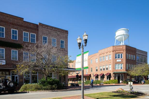 Downtown Senoia, Georgia. Photo by @benjamingalland