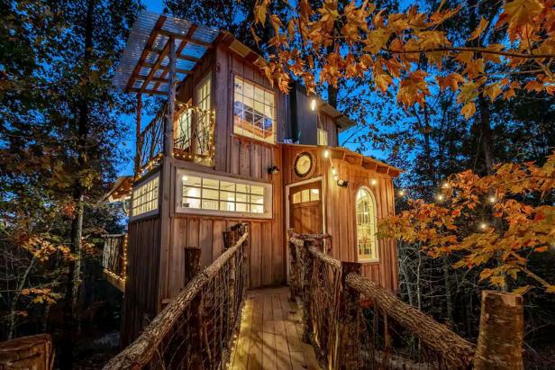 Treehouse in Flintstone, Georgia, available on Glamping Hub. Photo by @glampinghub
