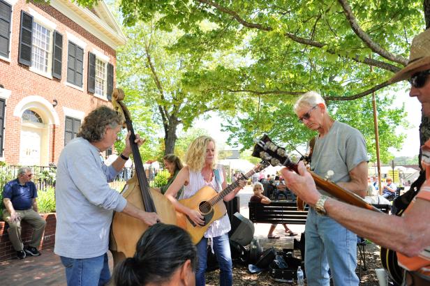 Outdoor live music in Dahlonega
