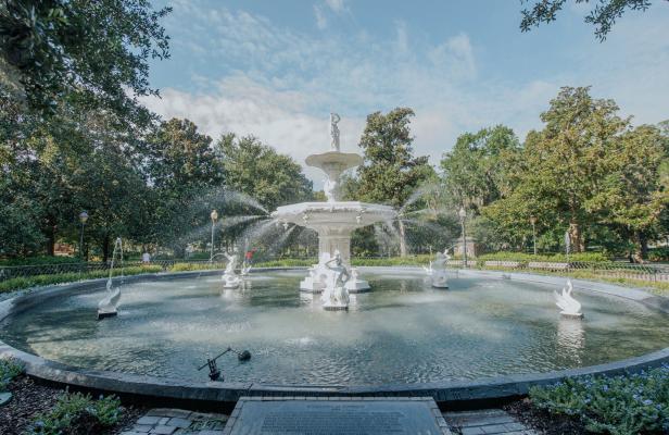 Forsyth Park Fountain in Savannah, Georgia. Photo by @gcalebjones