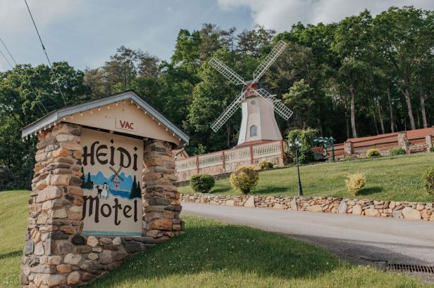 Sign and windmill at the Heidi Motel in Helen