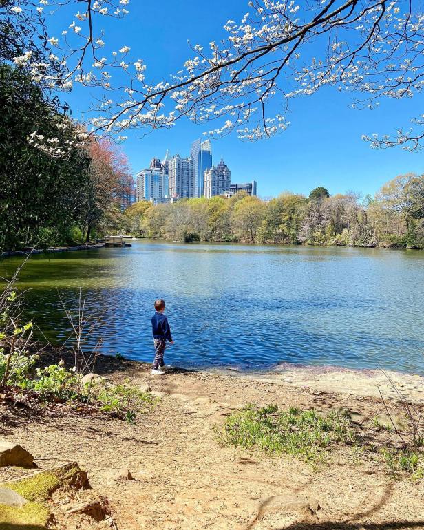 Child at lake in Piedmont Park in Atlanta, Georgia. Photo by @reflectionsofrachelle