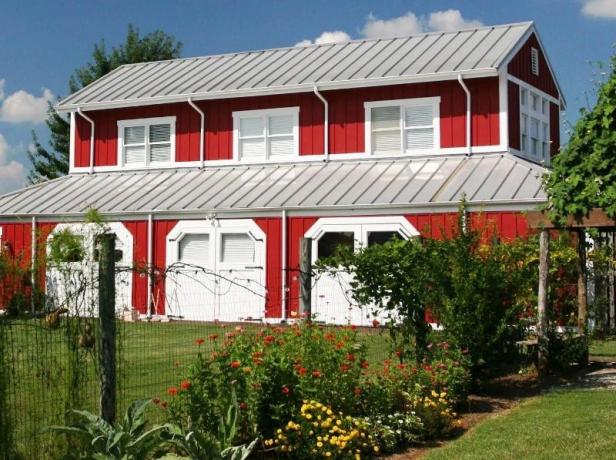 Exterior of The Farmhouse Inn in Madison, Georgia