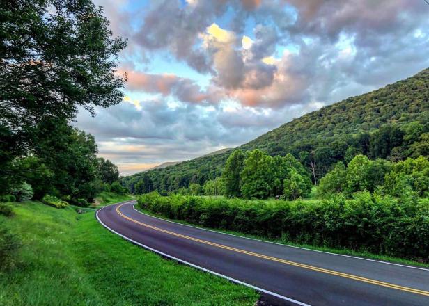 A scenic mountain road in Chickamauga, Georgia. Photo by @hogjowlroad