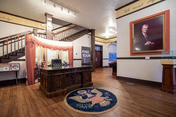 Jimmy Carter desk in Plains, Georgia. Photo by @benjamingalland