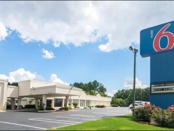 Conyers Motel 6 exterior