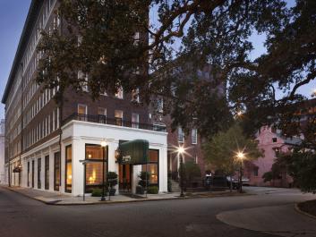 Front entrance to Planters Inn on Reynolds Sqaure