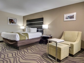 ROOM WITH KING BED