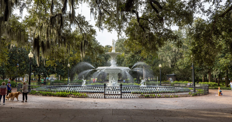Forsyth Park fountain. Photo by @benjamingalland