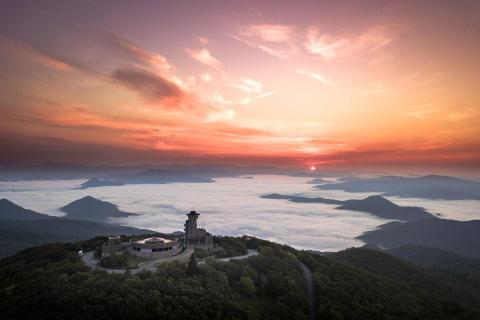 Sunrise over Brasstown Bald in Hiawassee, Georgia. Photo by @chrisgreerphotography