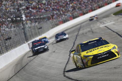 Matt Kenseth (20) battles for position during the Folds of Honor QuikTrip 500 at the Atlanta Motor Speedway in Hampton, Georgia, Feb. 28, 2016.